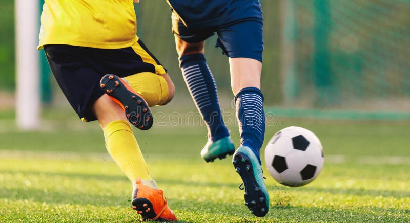 Dois Jogadores De Futebol Correndo E Dando Pontapés. Jogadores De