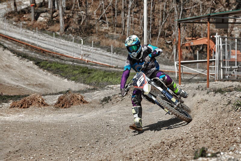 Corrida Sobre Motocicleta Motocross-country Em Voo, Saltos E Decolagem Em  Trampolim Contra O Céu Conceito Foto de Stock - Imagem de fuga, motocross:  157152132