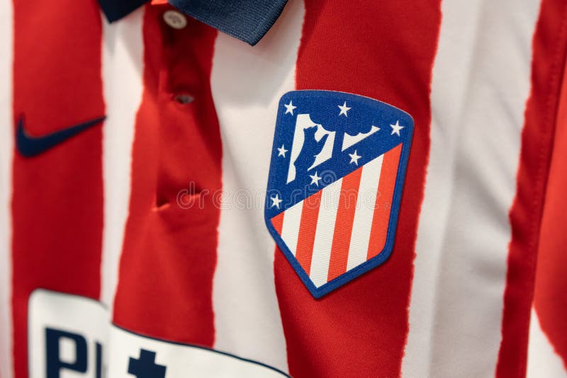 Encerramento do logótipo do clube de futebol atletico madrid, numa camisola oficial de 2020