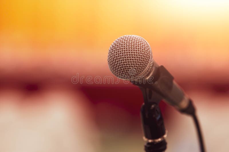 Encerramento do microfone em discurso de fundo desfocado abstrato na sala de reuniÃµes do seminÃ¡rio e luz como convidado e confer
