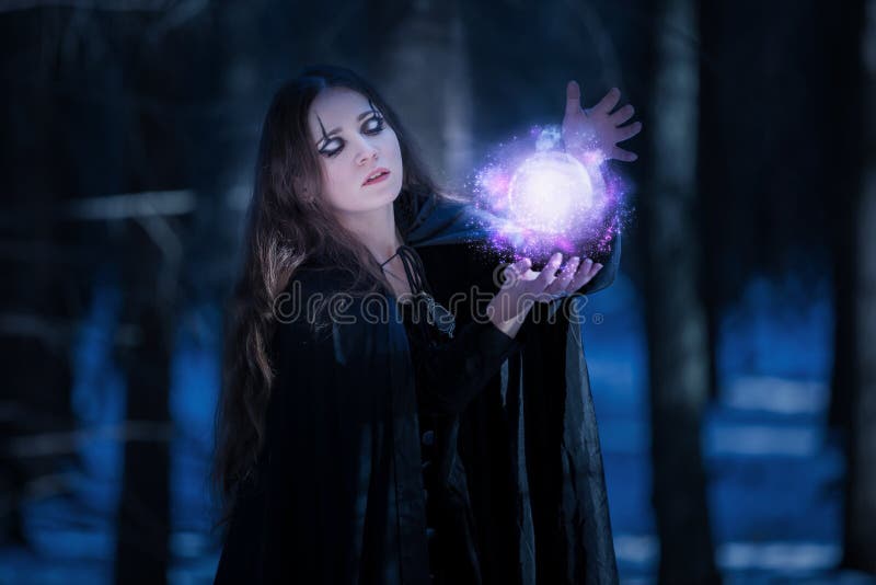 Enchantress przy magicznym pociskiem zdjęcia royalty free Enchantress przy magicznym pociskiem zdjęcia royalty free