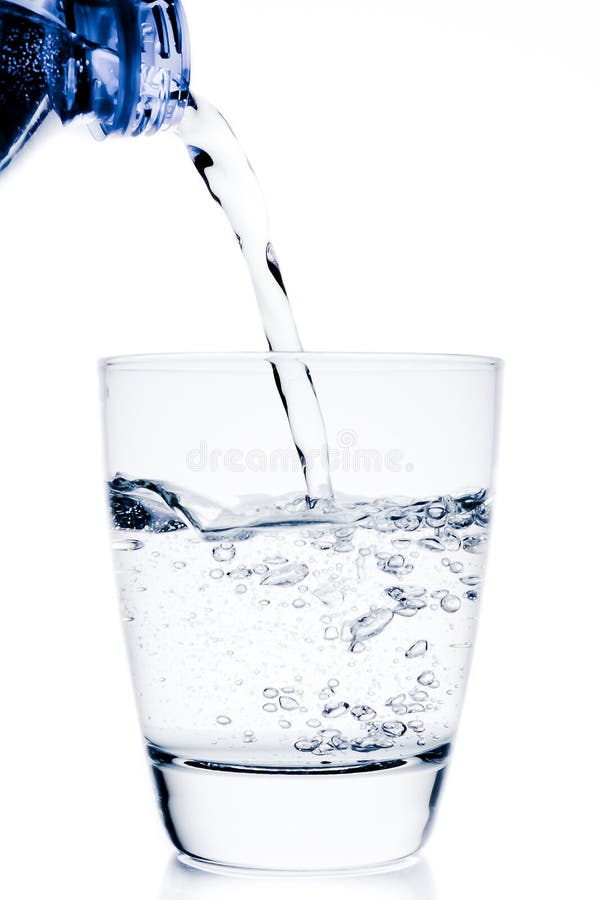 Enchendo um vidro com a garrafa do azul da calha da água foto de stock royalty free Enchendo um vidro com a garrafa do azul da calha da água foto de stock royalty free