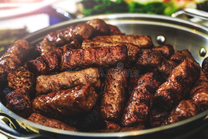 Enchidos em taças, grelhados e cozidos para mesa de férias grelhador de churrasco caseiro numa panela rústica Delicioso Mici rome fotos de stock