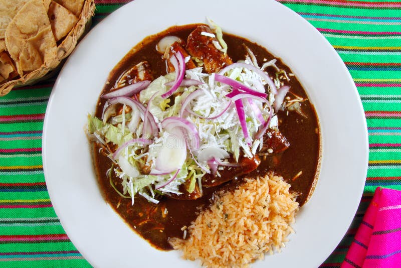 Enchiladas DE mole en rijst Mexicaans voedsel royalty-vrije stock afbeeldingen Enchiladas DE mole en rijst Mexicaans voedsel royalty-vrije stock afbeeldingen