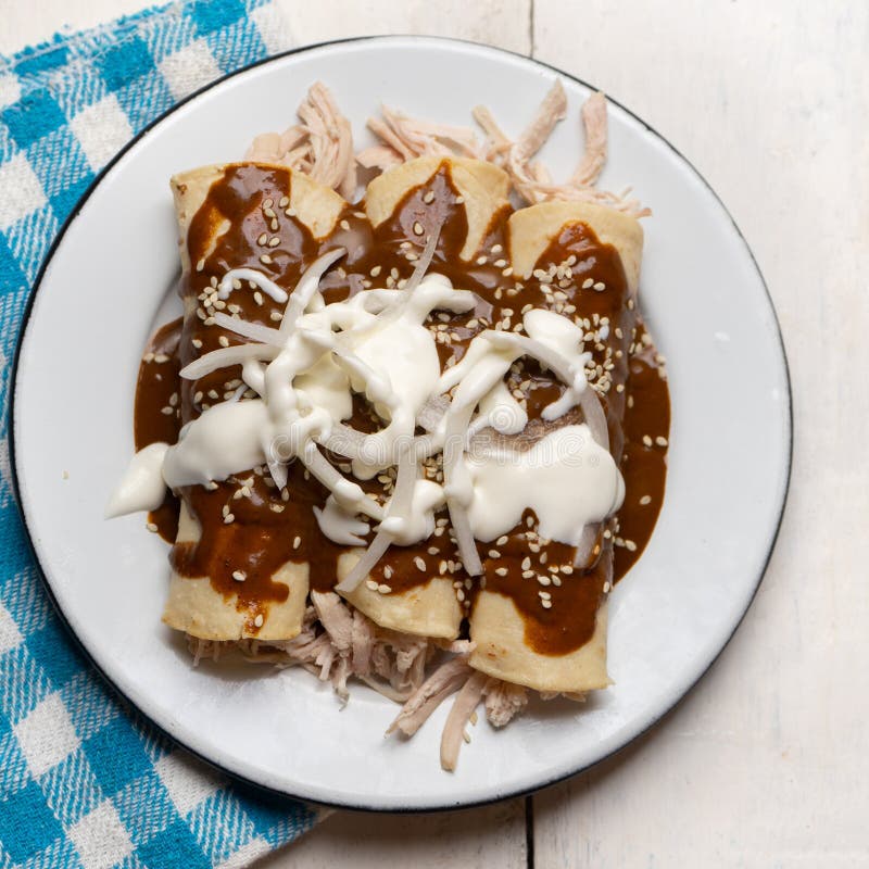 Enchiladas De Pollo Mexicano Con Salsa De Mole Sobre Fondo Blanco Foto