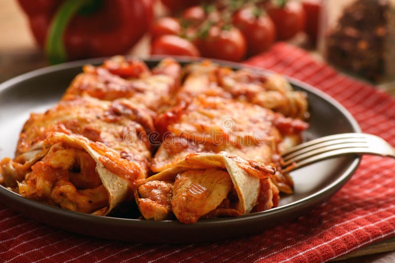 Enchiladas - mexikanisches Lebensmittel, Tortilla mit Huhn, Käse und Tomaten lizenzfreie stockfotografie Enchiladas - mexikanisches Lebensmittel, Tortilla mit Huhn, Käse und Tomaten lizenzfreie stockfotografie
