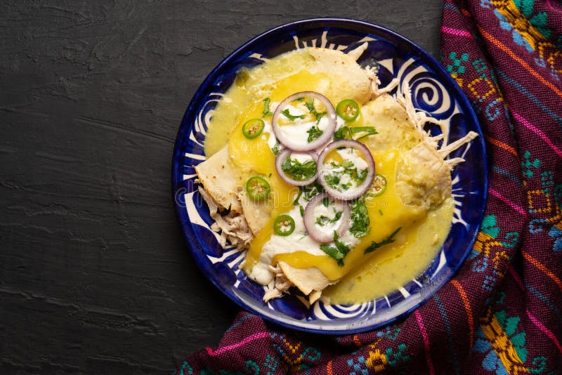 Enchiladas Verdes Mexicanas Com Frango E Queijo Derretido Imagem de