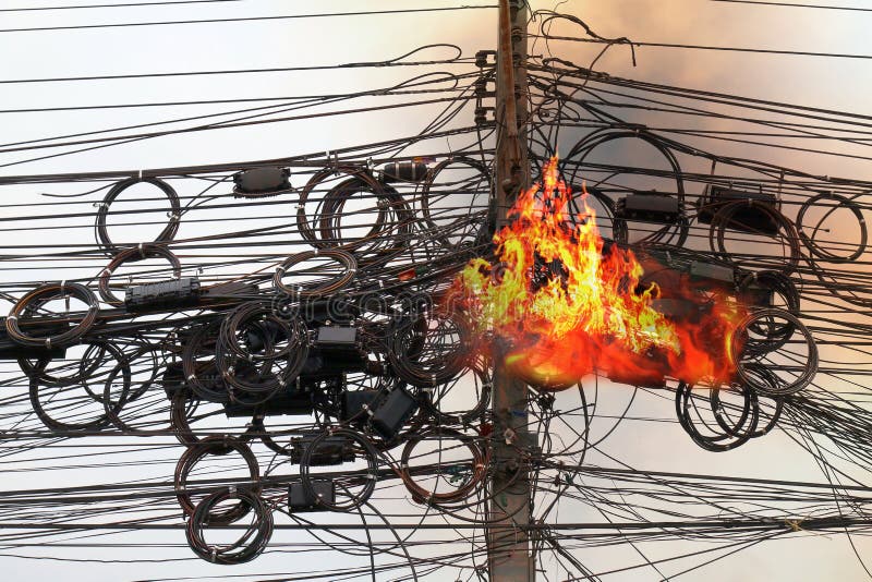 Encienda el poder ardiente de los cables de tensión, energía eléctrica del cordón del enredo del alambre del peligro