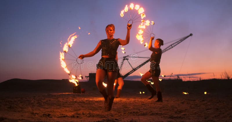 Encienda la demostraci?n Un grupo de artistas profesionales realiza una variedad de instalaciones del fuego Los muchachos y las m