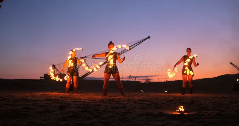 Encienda la demostraci?n Un grupo de artistas profesionales realiza una variedad de instalaciones del fuego Los muchachos y las m