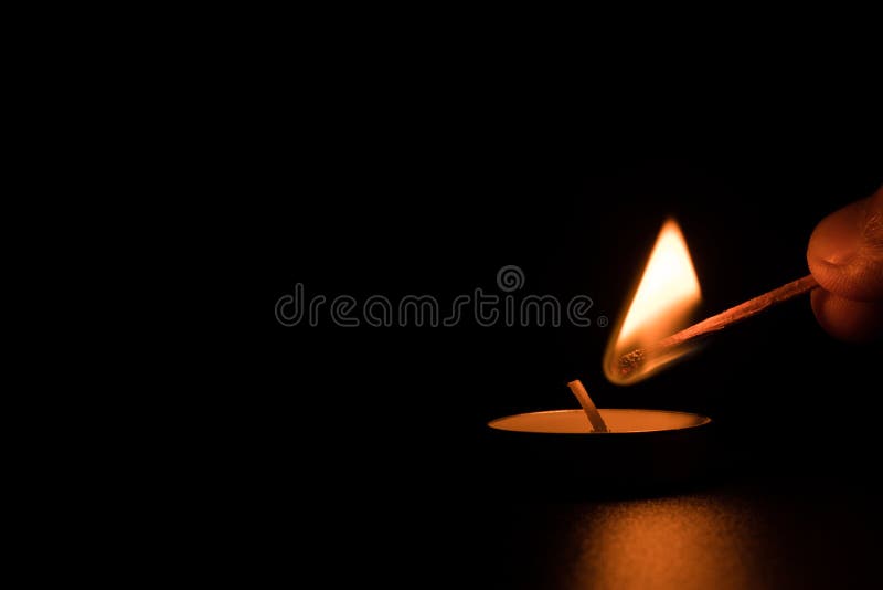 Enciende la vela en la oscuridad fuego está quemando velas uso de velas para la religión, decoración, romanticismo, fiesta luz de imagenes de archivo Enciende la vela en la oscuridad fuego está quemando velas uso de velas para la religión, decoración, romanticismo, fiesta luz de imagenes de archivo