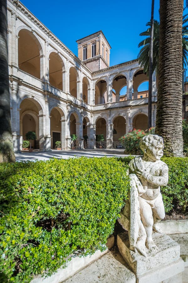 Enclausure em Palazzetto Venezia em uma manhã ensolarada, Roma fotos de stock Enclausure em Palazzetto Venezia em uma manhã ensolarada, Roma fotos de stock