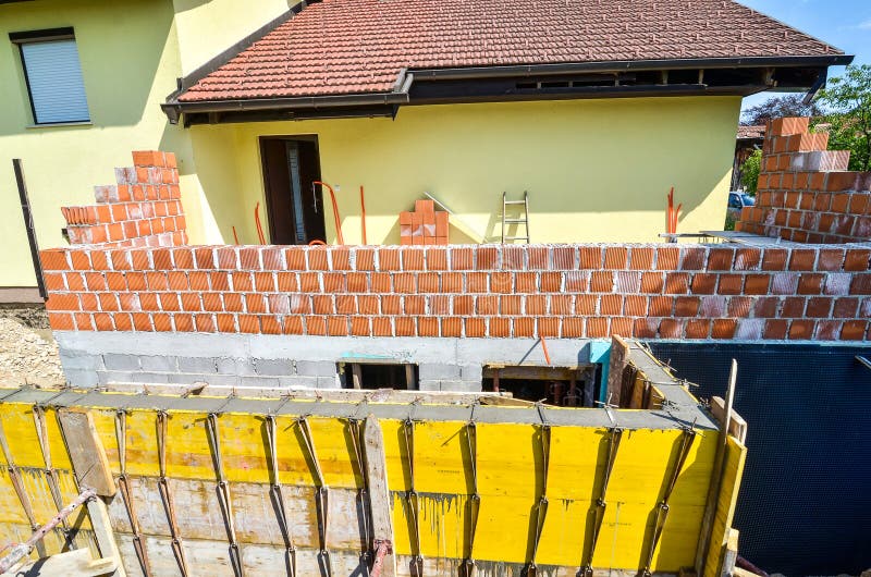 Encofrado Para La Cerca Concreta En Una Terraza De La Casa De La