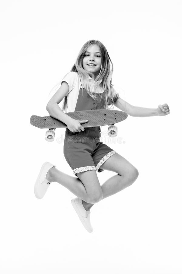 Encontre sua liberdade A menina pequena salta com a placa do patim isolada no branco Sorriso do skater da criança com longboard C imagem de stock Encontre sua liberdade A menina pequena salta com a placa do patim isolada no branco Sorriso do skater da criança com longboard C imagem de stock