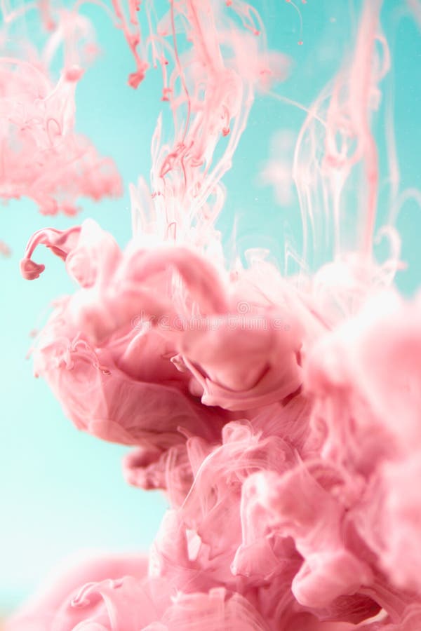 Encre rose dans l'eau, tir artistique, fond abstrait image stock Encre rose dans l'eau, tir artistique, fond abstrait image stock