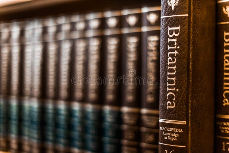 Encyklopedia Britannica-volymer på en hylla i ett offentligt bibliotek
