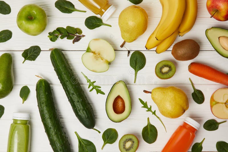 endecha plana con las frutas y verduras y las botellas frescas coloridas con los smoothies imágenes de archivo libres de regalías endecha plana con las frutas y verduras y las botellas frescas coloridas con los smoothies imágenes de archivo libres de regalías