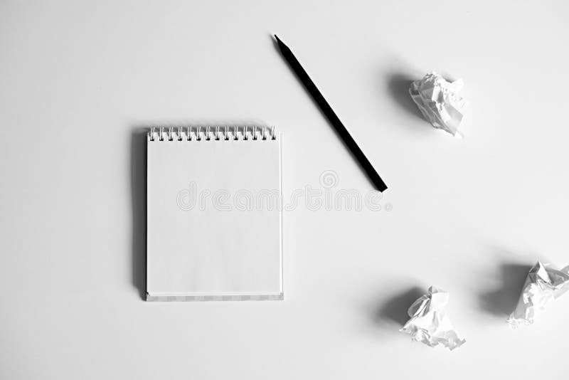Endecha plana de la libreta blanca en blanco, del lápiz y del documento arrugado sobre el fondo blanco fotos de archivo libres de regalías Endecha plana de la libreta blanca en blanco, del lápiz y del documento arrugado sobre el fondo blanco fotos de archivo libres de regalías