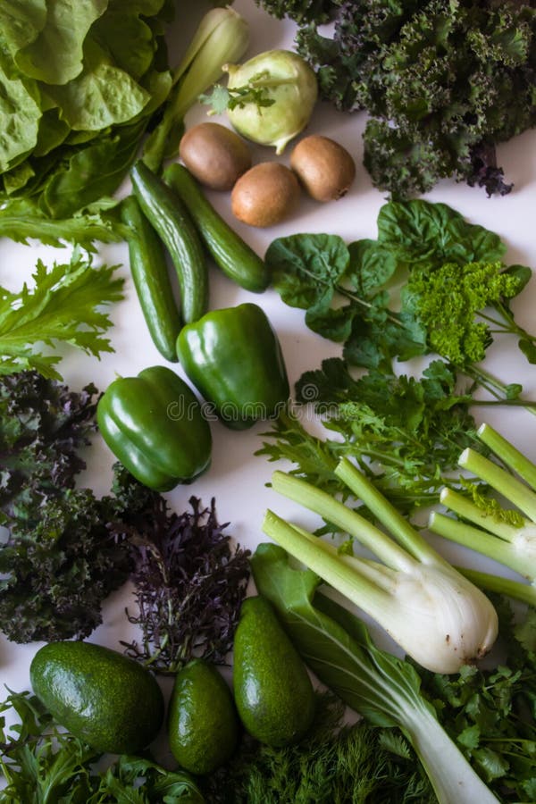 Endecha plana del verde de la ensalada de las hierbas de las verduras y de la variedad de frutas verdes orgánicos escogidos fresc foto de archivo Endecha plana del verde de la ensalada de las hierbas de las verduras y de la variedad de frutas verdes orgánicos escogidos fresc foto de archivo
