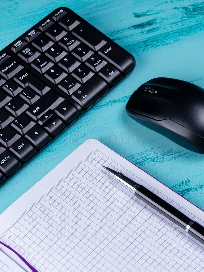 Endecha plana, escritorio de la tabla de la oficina de la visión superior Espacio de trabajo con el cuaderno en blanco, teclado, fotos de archivo libres de regalías Endecha plana, escritorio de la tabla de la oficina de la visión superior Espacio de trabajo con el cuaderno en blanco, teclado, fotos de archivo libres de regalías