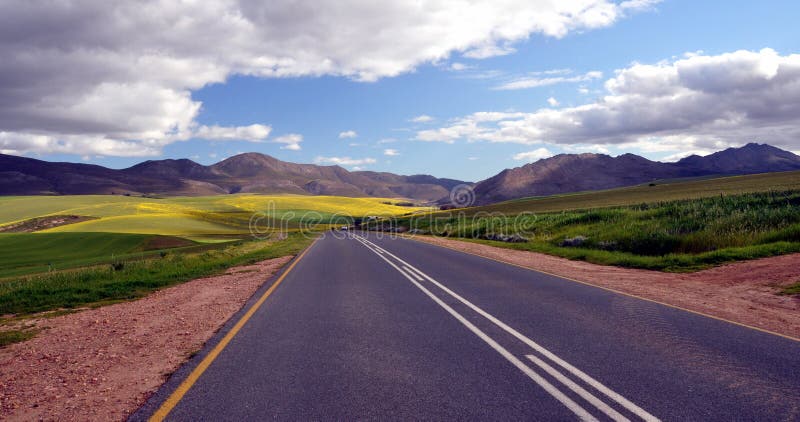Endlose Straßen-ländliche Landschaft Südafrika lizenzfreies stockfoto Endlose Straßen-ländliche Landschaft Südafrika lizenzfreies stockfoto