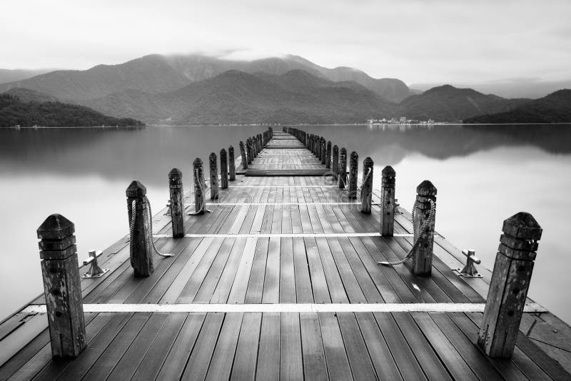 Endloser Nebelsee lizenzfreies stockbild Endloser Nebelsee lizenzfreies stockbild