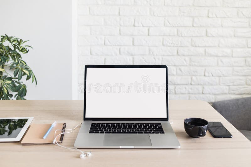 Endroit smartphone de tasse de café du carnet d'ordinateur portable de siège de travail au bureau image libre de droits