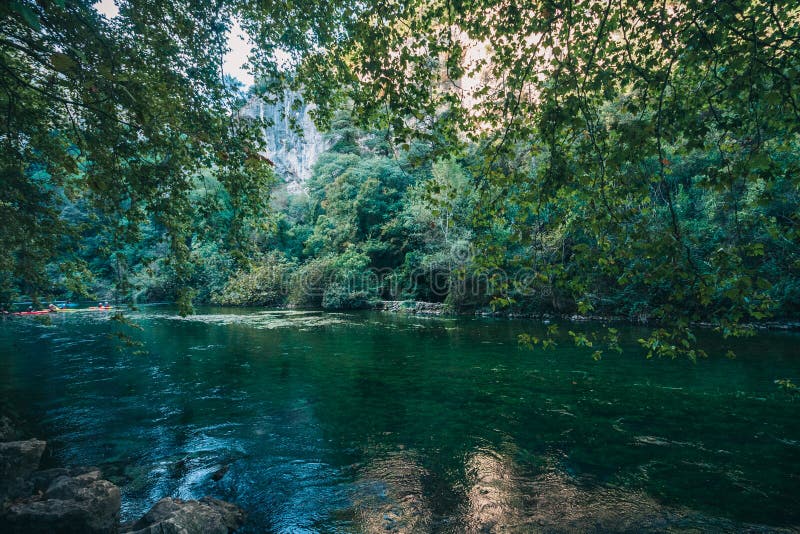 Endroit écologique avec l'air pur et la rivière transparente claire de montagne images libres de droits Endroit écologique avec l'air pur et la rivière transparente claire de montagne images libres de droits