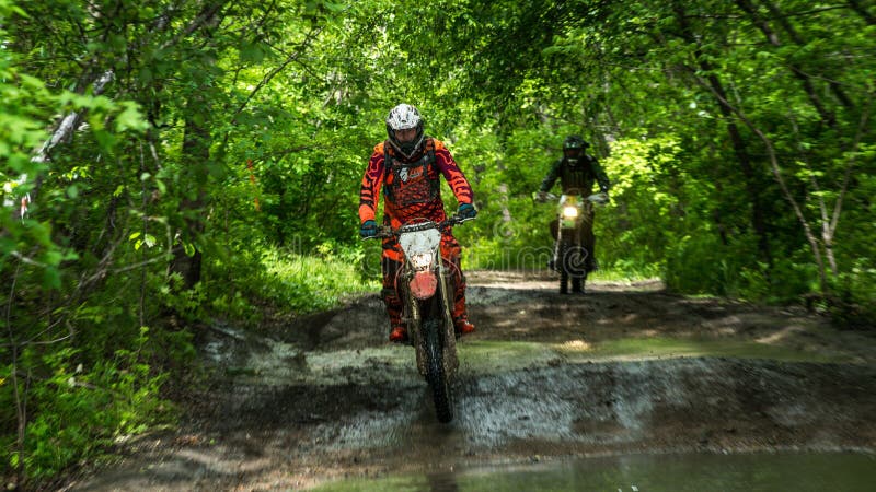 Enduro moto w błocie z dużym pluśnięciem obrazy royalty free Enduro moto w błocie z dużym pluśnięciem obrazy royalty free