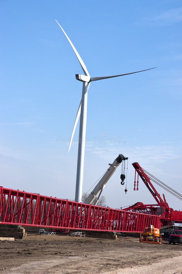 Energia di vento del cantiere della turbina del mulino a vento fotografia stock libera da diritti Energia di vento del cantiere della turbina del mulino a vento fotografia stock libera da diritti