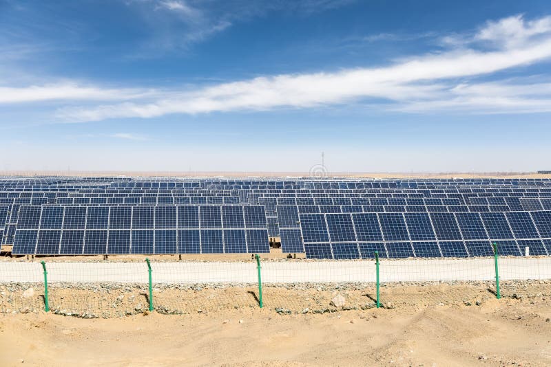 Energia solar no deserto de Gobi fotos de stock Energia solar no deserto de Gobi fotos de stock