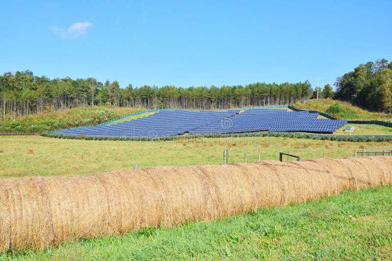 Energia verde - pannelli solari in un campo fotografia stock libera da diritti Energia verde - pannelli solari in un campo fotografia stock libera da diritti
