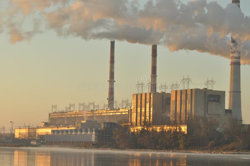 Energielichter Kamine, die Rauch starten Kräne, das Elektron verlängernd Hitzegeneration stockbild Energielichter Kamine, die Rauch starten Kräne, das Elektron verlängernd Hitzegeneration stockbild