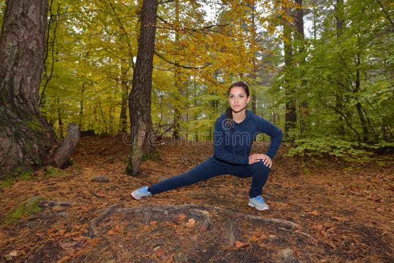Energische junge Frau tun Übungen draußen im Park Sportstimmung lizenzfreie stockbilder Energische junge Frau tun Übungen draußen im Park Sportstimmung lizenzfreie stockbilder
