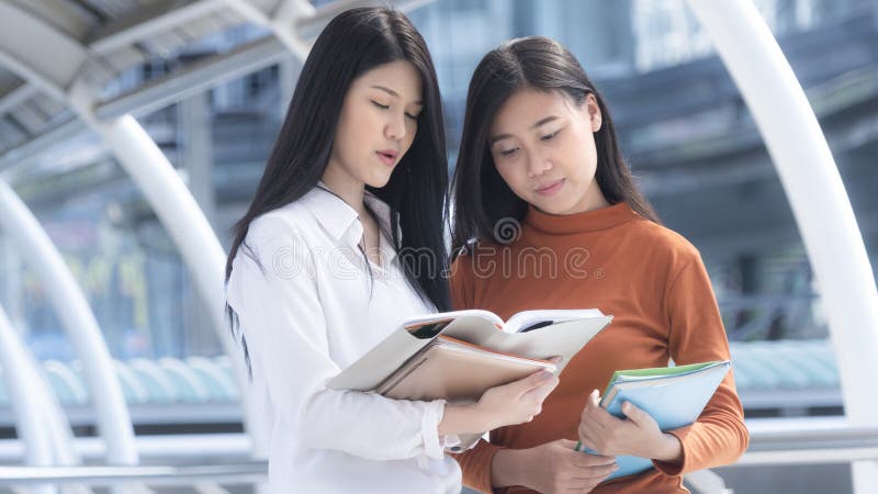 Energische optimistische jugendlich Mädchen mit stationärem und Buch und rea stockfoto Energische optimistische jugendlich Mädchen mit stationärem und Buch und rea stockfoto