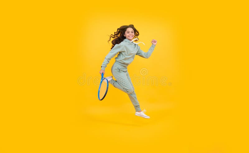 Energiskt barn med tennis racquet. 15-flicka springer till träning. som är avsedd för lämplighet royaltyfri bild
