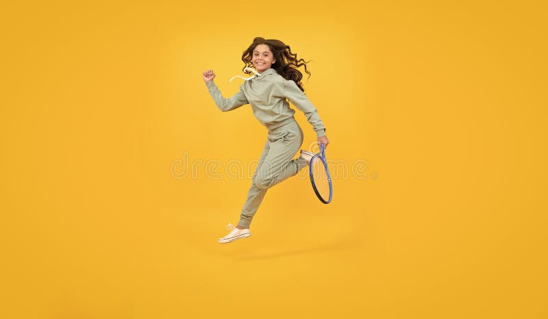 Energiskt barn med tennis racquet. 15-flicka springer till träning. som är avsedd för lämplighet royaltyfri bild