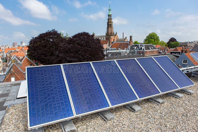 Coleccionando energía 6 soleado paneles sobre el techo en, países bajos.