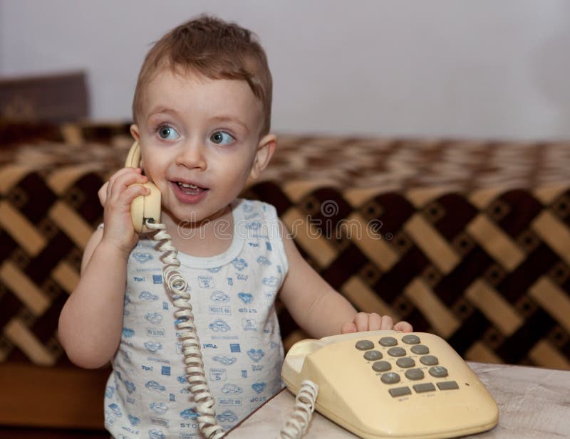 Enfance et concept de jouet - enfant curieux jouant avec le téléphone photo libre de droits Enfance et concept de jouet - enfant curieux jouant avec le téléphone photo libre de droits
