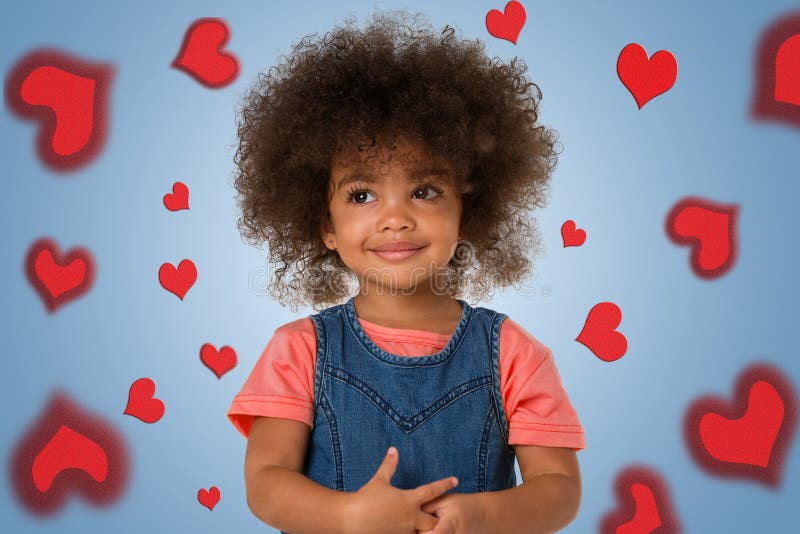 Enfance et souriante jeune fille afro-américaine du concept de personnes petite sur fond coloré avec des coeurs
