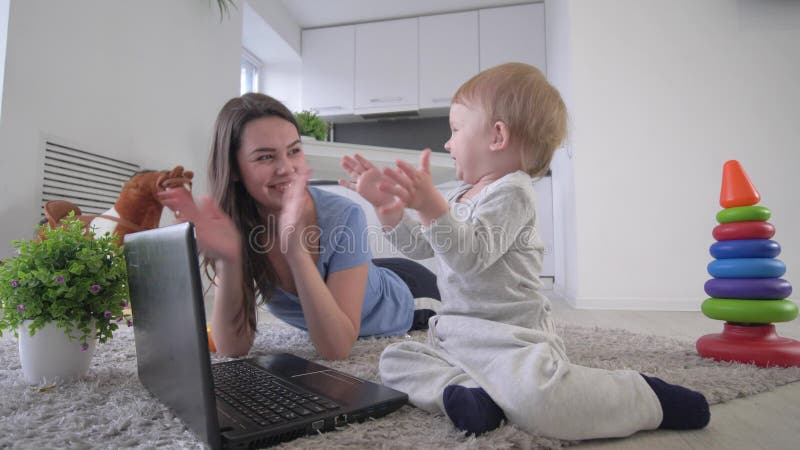 Enfance moderne, garçon heureux d'enfant en bas âge avec de jeunes mains d'ordinateur portable et d'applaudissements de boutons