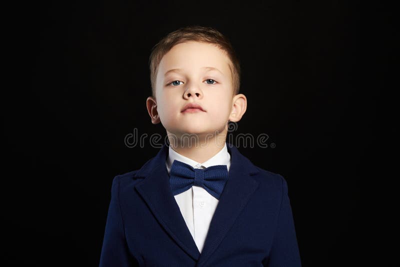 Petit Garçon à La Mode Enfant élégant Dans Le Costume Image stock