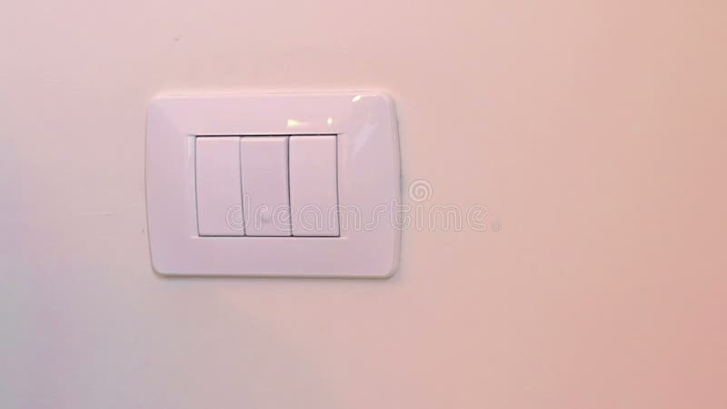 Enfant adorable de petit garçon mettant en marche l'interrupteur de lampe blanc avec son doigt de peu de main, concept de nouvell banque de vidéos