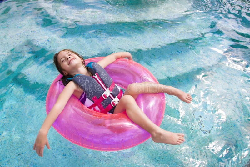 Enfant appréciant le jeu dans la piscine photos stock Enfant appréciant le jeu dans la piscine photos stock