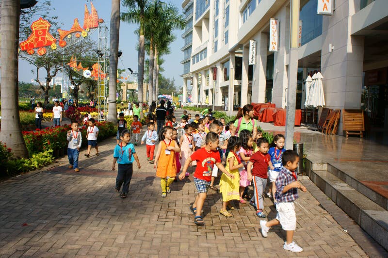 Enfant asiatique, activité en plein air, enfants préscolaires vietnamiens photographie stock libre de droits Enfant asiatique, activité en plein air, enfants préscolaires vietnamiens photographie stock libre de droits