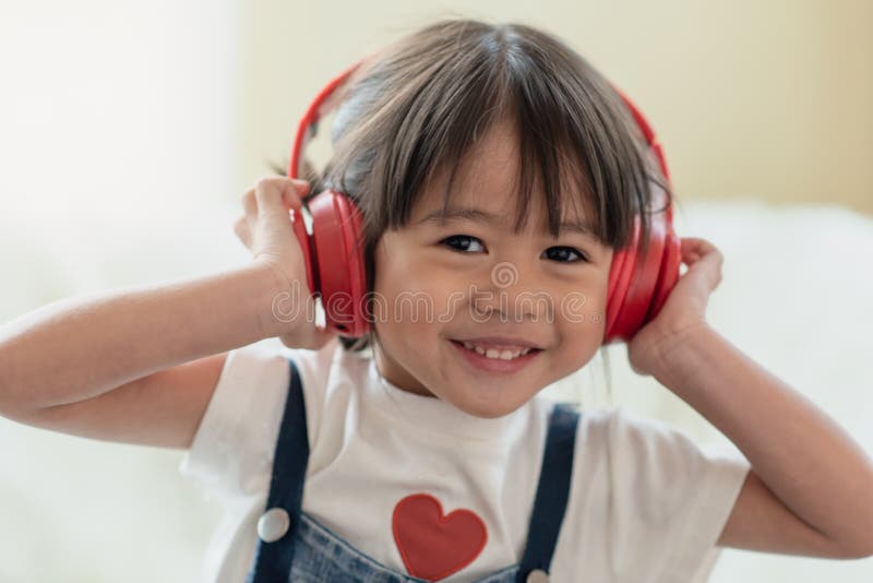 Un Enfant Asiatique De 10 Ans Qui Aime écouter De La Musique à