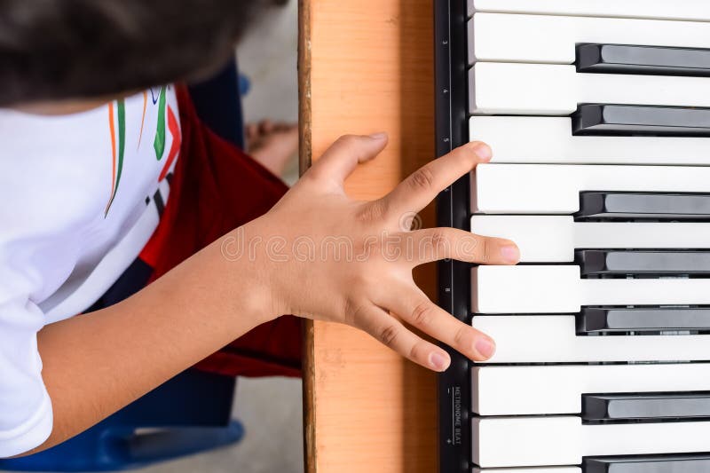 Enfant Asiatique Jouant Du Synthétiseur Ou Du Piano. Mignon Petit Enfant  Apprenant à Jouer Du Piano. Mains Enfants Sur Le Clavier Image stock -  Image du clé, asiatique: 299803159