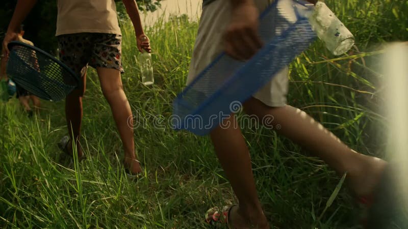 Enfant asiatique local garçon marchant sur le champ de riz2