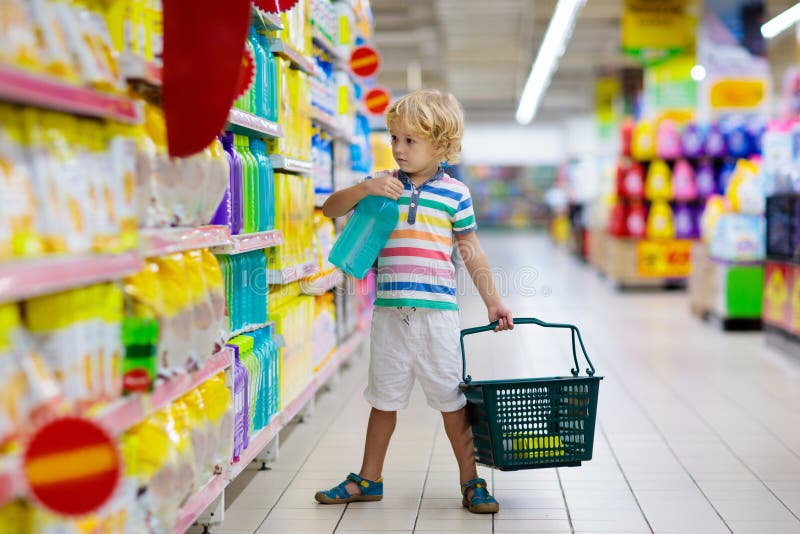 Enfant Au Supermarché Magasin D'épicerie Pour Enfants Image stock - Image  du enfant, marché: 161172677