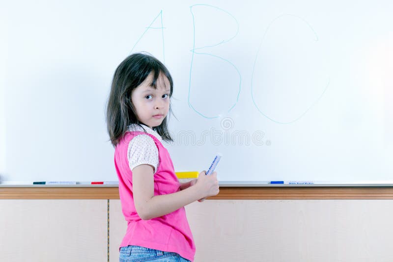 Enfant au tableau blanc image stock. Image du apprendre - 33078651